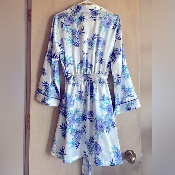NWT MORGAN TAYLOR Satin Floral Robe Blue Purple White Women’s S/M - Picture 2 of 12